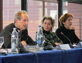 Aina Calvo,en el centro, con el nuevo presidente y la copresidenta del CMRE